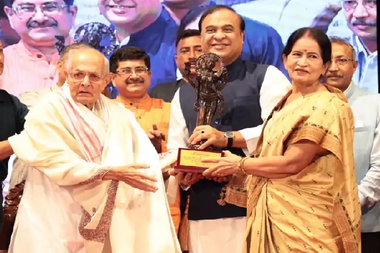  নীলমণি ফুকনক জ্ঞানপীঠ বঁটা প্ৰদান