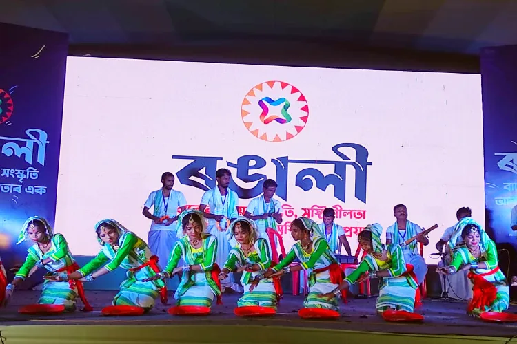 দেশী মুছলমান শিল্পীসকলে ৰঙালী বিহুৰ অনুষ্ঠানত নৃত্য প্ৰদৰ্শন কৰিছে