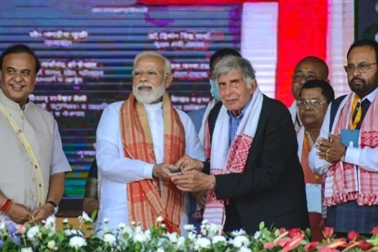 ডিব্ৰুগড়ত ৭ খন কৰ্কট চিকিৎসালয় উদ্বোধন কৰা মুহূৰ্তত প্ৰধানমন্ত্ৰী মোদী আৰু উদ্যোগপতি ৰতন টাটা