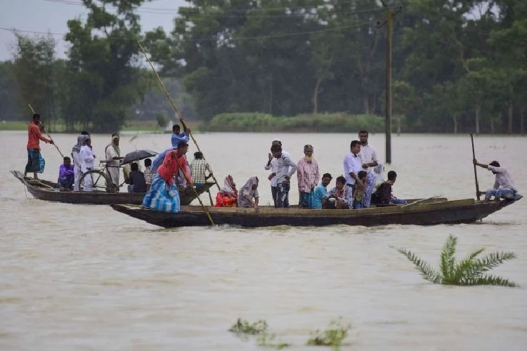 বানপীড়িত লোকসকলে সুৰক্ষিত স্থানলৈ যোৱাৰ বাবে নাও ব্যৱহাৰ কৰিছে