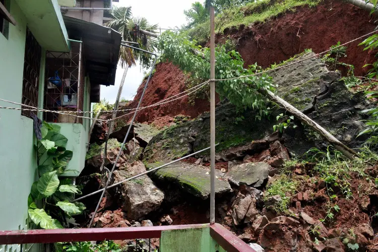গুৱাহাটীত ভয়ংকৰ ভূমিস্খলন