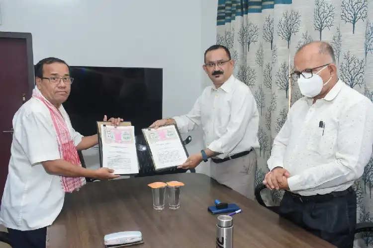 বড়োলেণ্ড বিশ্ববিদ্যালয়ৰ সৈতে আৰণ্যকে বুজাবুজি চুক্তি স্বাক্ষৰ কৰাৰ এক মূহুৰ্ত