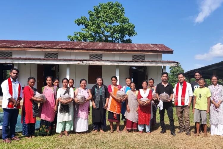 কাৰ্বি মহিলাক বহনক্ষম জীৱিকাৰ বাবে কাঠফুলা খেতিৰ প্ৰশিক্ষণ