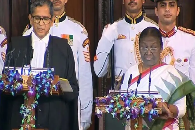 দ্ৰৌপডি মুৰ্মূৱে  শপত গ্ৰহণ কৰাৰ মূহুৰ্ত