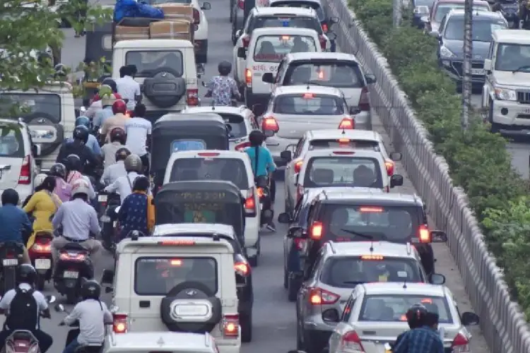 দুৰ্গা পূজাৰ বাবে মহানগৰীৰ ৰাজপথত যান-বাহন চলাচলত সাল-সলনি 