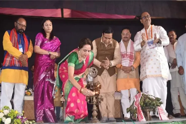 নলবাৰী ৰাসত হেমা মালিনীয়ে বন্তি প্ৰজ্জ্বলন কৰা এক দৃশ্য