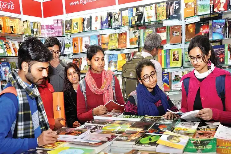 অসম গ্ৰন্থমেলাৰ এখন বিপণীত স্কুলীয়া ছাত্ৰ-ছাত্ৰী