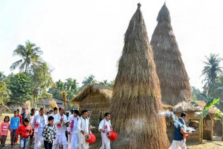 মেজিৰ জুইত সেৱা লোৱাৰ সময়ত অসমীয়া ৰাইজ (ফাইল ফটো)