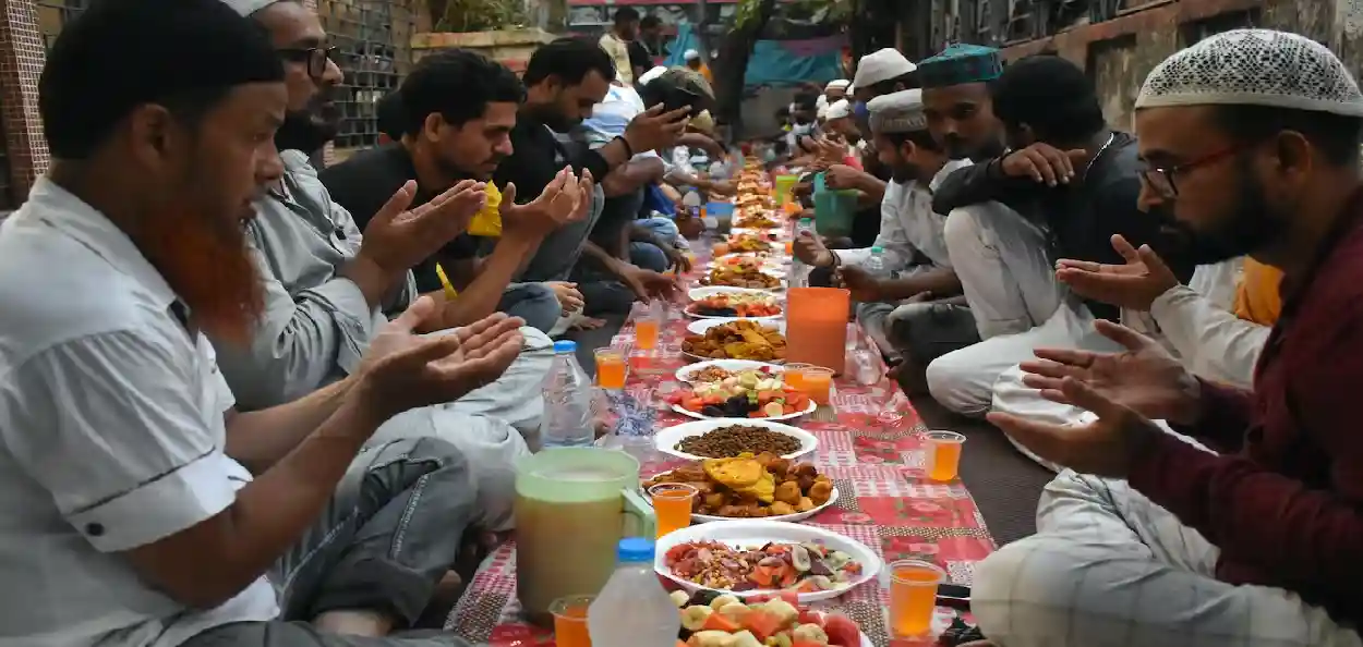 ইছলামধৰ্মালম্বী লোকসকলে ইফতাৰ কৰি থকা দৃশ্য