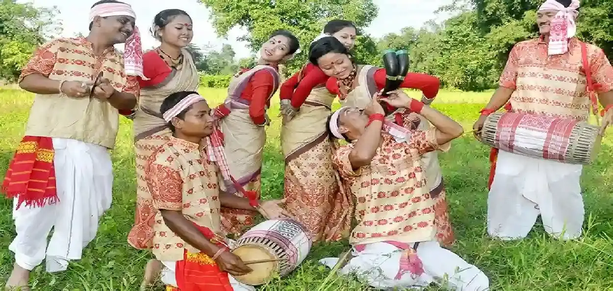 অসমীয়াৰ হিয়াৰ উৎসৱ ৰঙালী বিহুৰ গছতলৰ বিহু, স্থান ধকুৱাখনা  (ছবি: চামচুল হুদা পাটগীৰি)