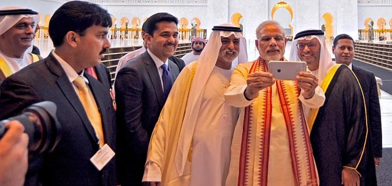 ২০১৫ চনত আবু ঢাবিৰ শ্বেইখ জায়েদ মছজিদ পৰিদৰ্শনৰ সময়ত প্ৰধানমন্ত্ৰী মোদী (ফাইল ফটো) 