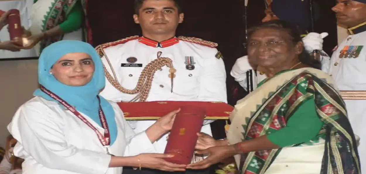 ফিৰদৌছা জানে ৰাষ্ট্ৰপতি ভৱনত ৰাষ্ট্ৰপতি দ্ৰৌপাদী মূৰ্মূৰ পৰা ফ্লৰেন্স নাইটিংলে বঁটা লাভ কৰিছে