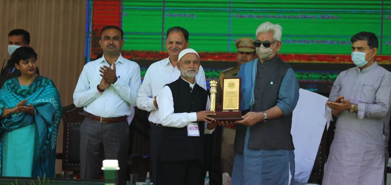 উপ-ৰাজ্যপাল মনোজ সিনহাৰ পৰা পৰিষ্কাৰ পৰিচ্ছন্নতা অভিযানৰ বাবে ৰাজ্যিক বঁটা লাভ কৰিছে  গাওঁবুঢ়া ফাৰুক আহমেদ গণাই