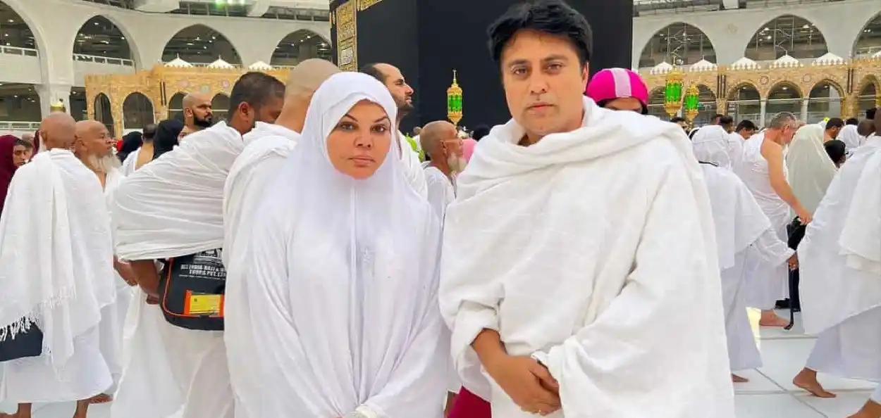 মক্কাত ৰাখী সাৱন্ত তেওঁৰ ভাতৃৰ ৱাহিদ আলী খানৰ সৈতে