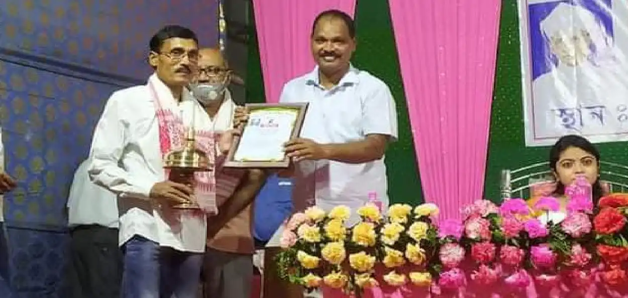 শিক্ষক দিৱসৰ এক অনুষ্ঠানত সম্বৰ্ধনা গ্ৰহণ কৰিছে কৃতি শিক্ষক মাইনুল হক চৌধুৰী