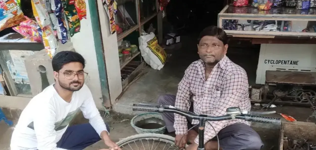 দেউতাকৰ সৈতে চাইকেলৰ দোকানত আহাদ আহমেদ