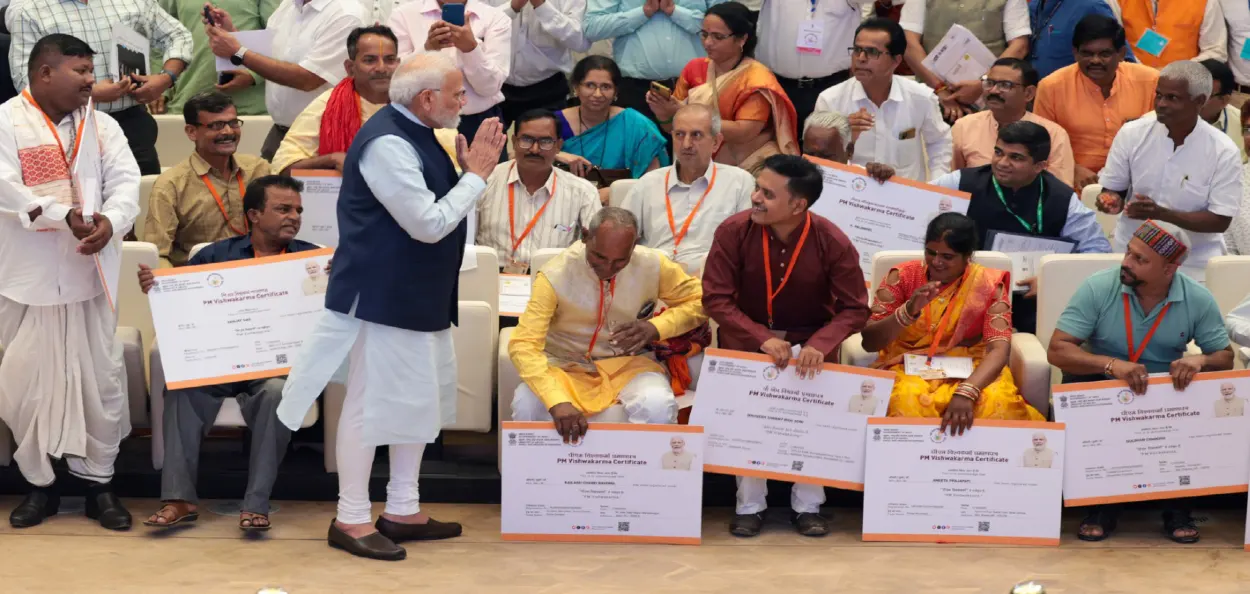 পিএম বিশ্বকৰ্মা আঁচনি উদ্বোধনী অনুষ্ঠানত ৰাইজৰ কাষত প্ৰধানমন্ত্ৰী নৰেন্দ্ৰ মোদী
