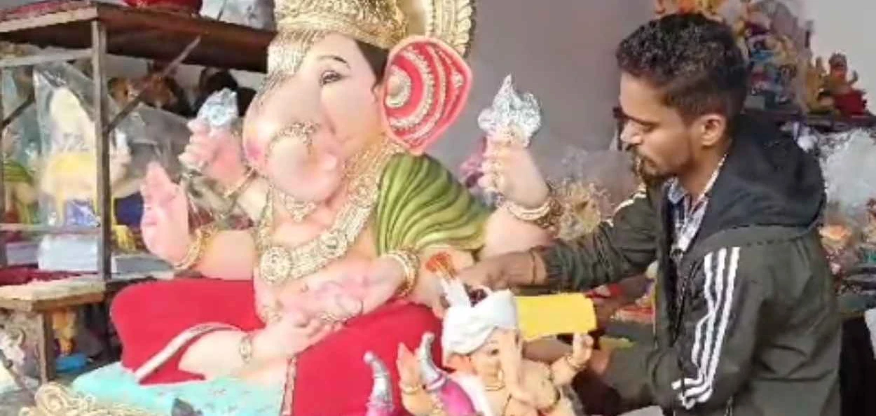 কলাত্মক স্পৰ্শৰে ভগৱান গণেশৰ মূৰ্তিৰ শোভা বৃদ্ধি কৰা পাগুৰি শিল্পী আছলাম ছৈয়দ 