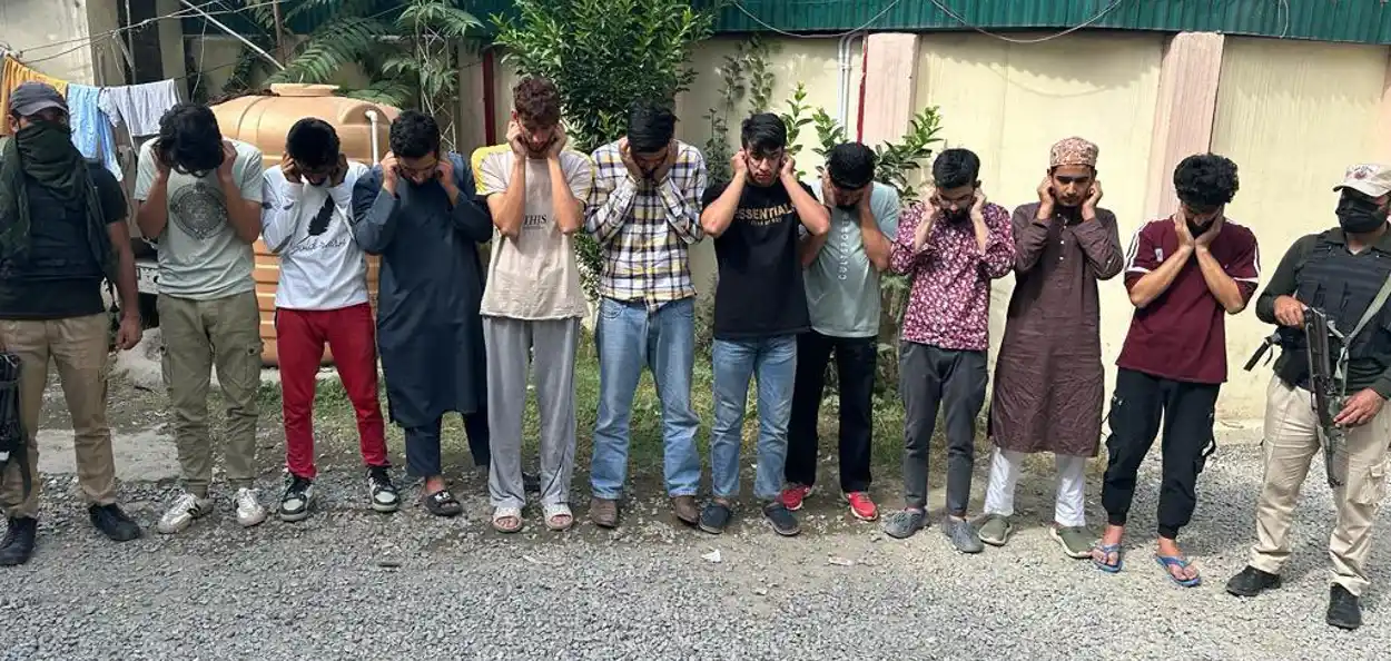 শ্ৰীনগৰৰ জামিয়া মছজিদৰ বাহিৰত শান্তি বিঘ্নিত কৰাৰ অপৰাধত গ্ৰেপ্তাৰ হোৱা যুৱক কেইজন