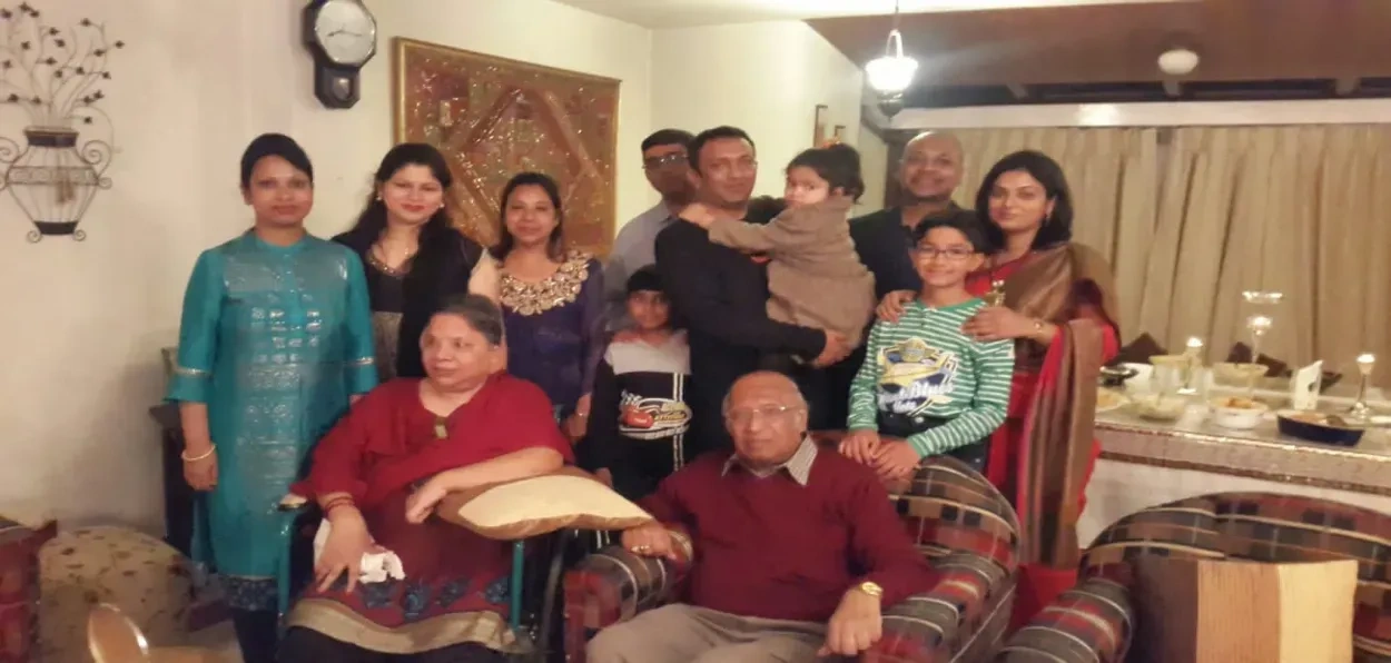 নাহিদ আখৰ (নীলা ৰঙৰ) শিলচৰৰ ব্যৱসায়ী পৰিয়াল গোৱেংকাৰ সৈতে তিনি প্ৰজন্মই একেলগে দীপাৱলী আৰু ঈদ উদযাপন কৰে