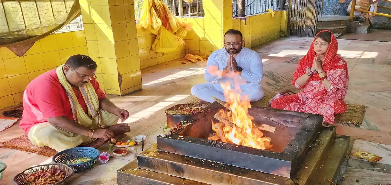 মহানগৰীৰ বগলামুখী মন্দিৰত এলভিছ আৰু পত্নী প্ৰণামীয়ে যজ্ঞ কৰাৰ এক মূহুৰ্ত