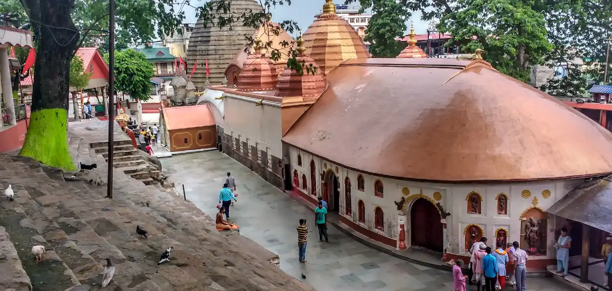 কামাখ্যা মন্দিৰ প্ৰাংগন