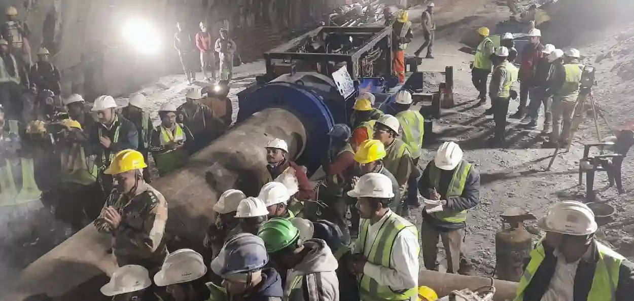 উত্তৰকাশীৰ সুৰংগত আৱদ্ধ ৪১ শ্ৰমিকক উদ্ধাৰৰ অভিযান
