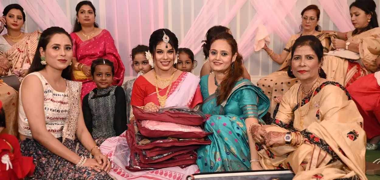 এগৰাকী মুছলমান কইনাক বিয়াৰ এদিন আগতে দৰাৰ পৰিয়ালে উপহাৰ প্ৰদান কৰে