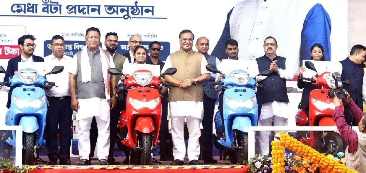 মুখ্যমন্ত্ৰীয়ে বাণীকান্ত কাকতি মেধা বঁটা প্ৰদান কৰে