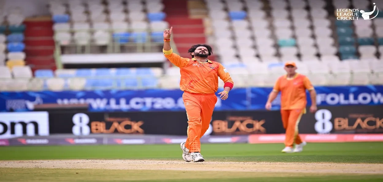 জম্মুৰ এম এ এম ষ্টেডিয়ামত Living legends’ Cricket ৰ এখন খেলৰ মুহূৰ্ত