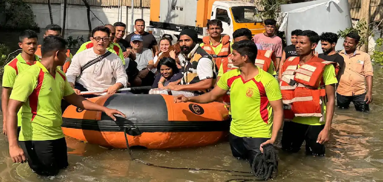 চেন্নাইৰ বানত আৱদ্ধ অভিনেতা আমিৰ খানক উদ্ধাৰ 