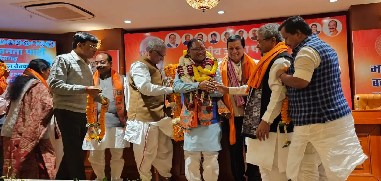 ছত্তীশগড়ৰ নতুন মুখ্যমন্ত্ৰী হিচাপে নিৰ্বাচিত হোৱাৰ পিছত বিষ্ণু দেও চাইক আদৰণি জনোৱা হৈছে