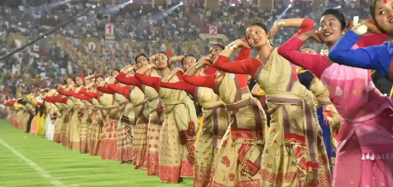 বিশ্ব অভিলেখ গঢ়া বিহু নৃত্য  