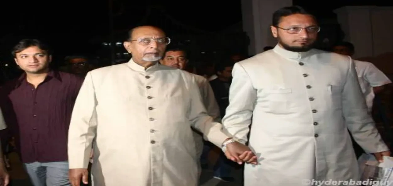 পুত্ৰ আছাদুদ্দিন ওৱাইছি আৰু আকবৰুদ্দিন ওৱেইছিৰ সৈতে চুলতান চালাহুদ্দিন 
