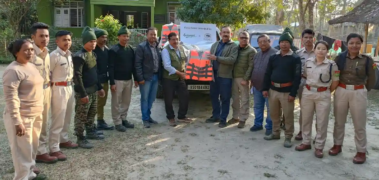 বনকৰ্মীক শীতকালীন সামগ্ৰী উপহাৰ