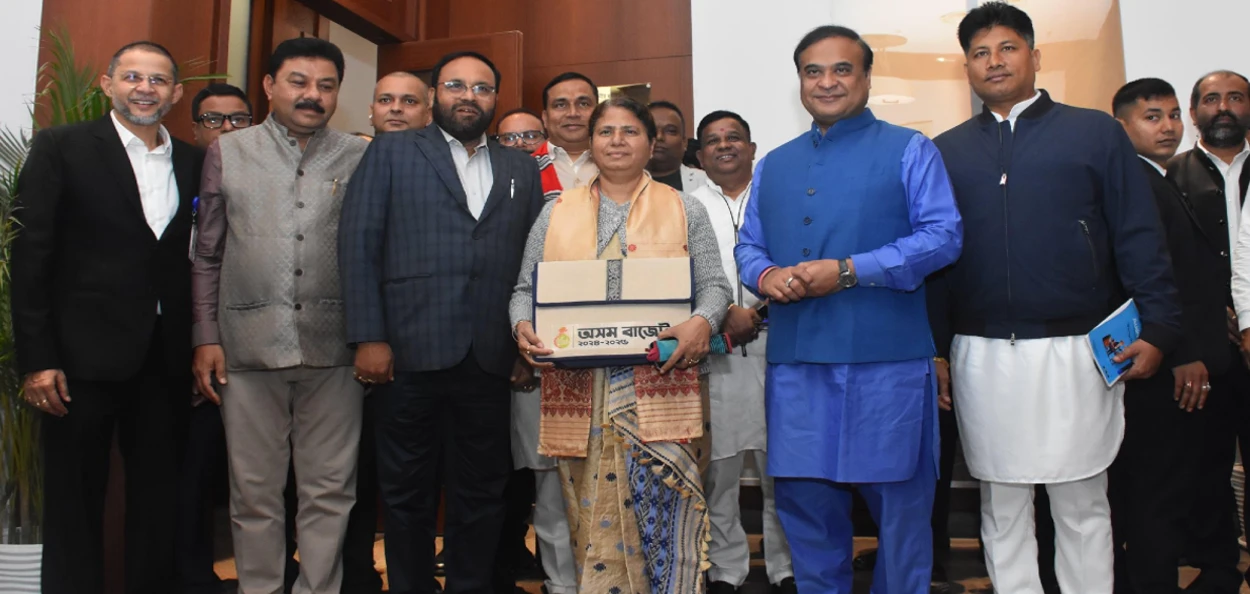 বাজেটৰ পূৰ্বে বিত্তমন্ত্ৰী অজন্তা নেওগ আৰু আন সতীৰ্থৰ সৈতে মুখ্যমন্ত্ৰী হিমন্ত বিশ্ব শৰ্মা