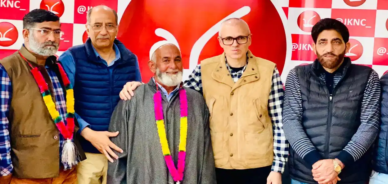 কাশ্মীৰত স্থানীয় লোকৰ সৈতে ওমৰ আব্দুল্লা