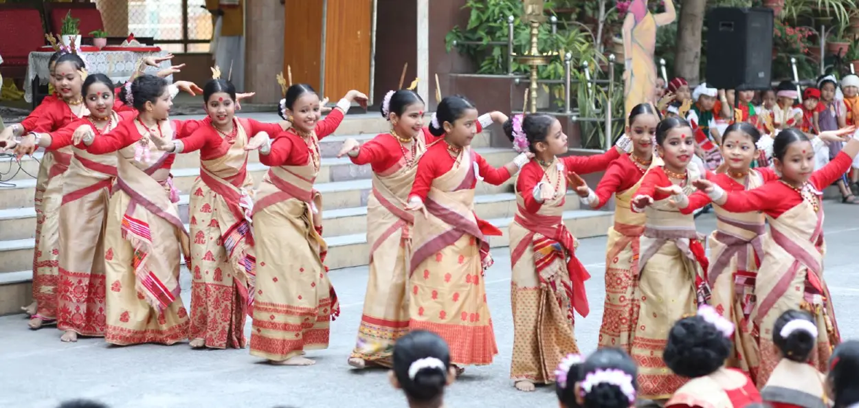 ডন বস্কো স্কুলত অনুষ্ঠিত বিহু উৎসৱত একাংশ ছাত্ৰীৰ বিহু নৃত্য