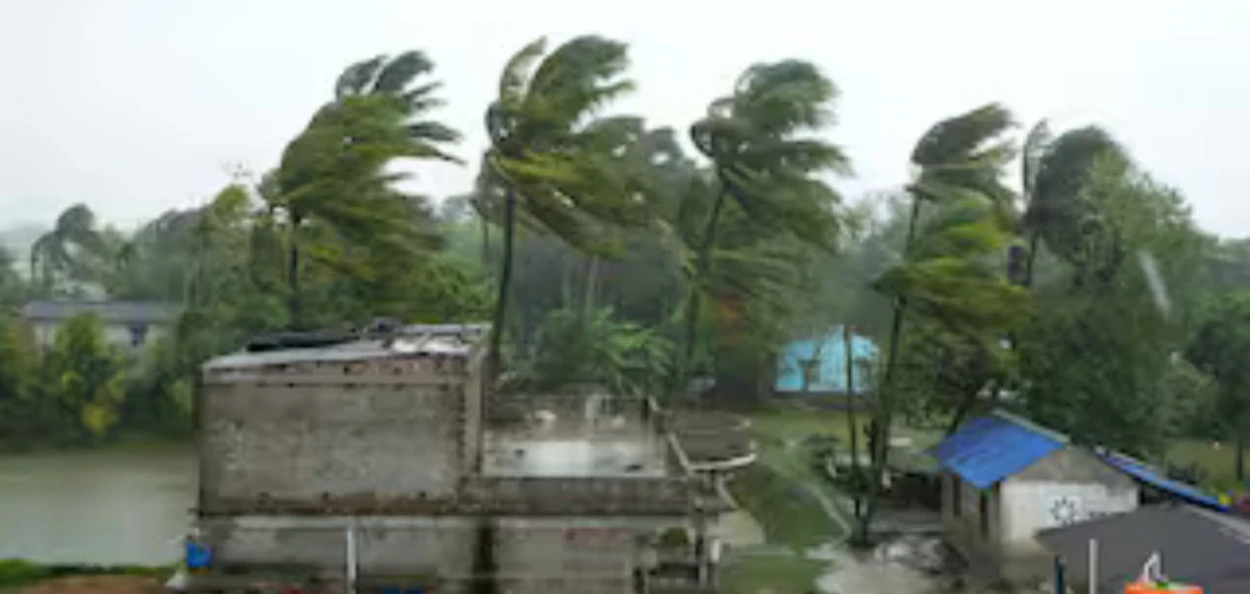 অসমত ৰীমালৰ প্ৰভাৱ; ঠায়ে ঠায়ে প্ৰবল বতাহ-বৰষুণ