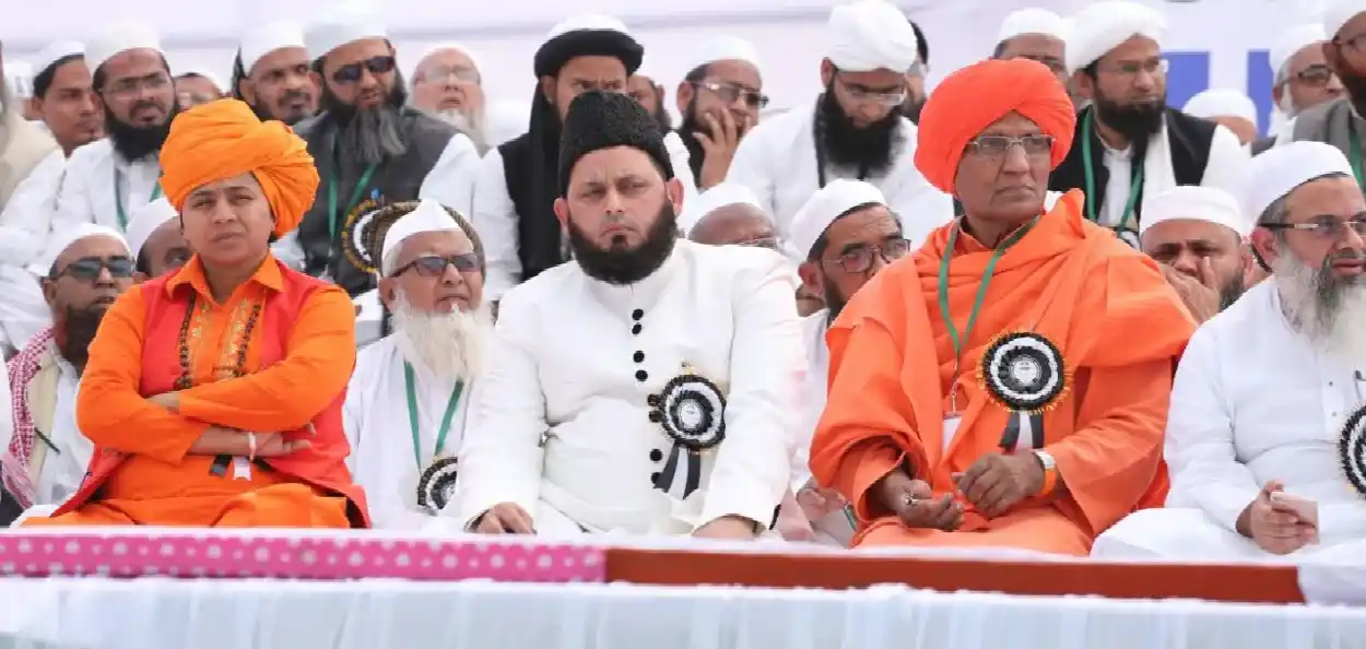 আন্তঃধৰ্মীয় সভাত আৰ্য সমাজৰ নেতা স্বামী অগ্নিবেশৰ সৈতে মৌলানা খালিদ ৰছিদ