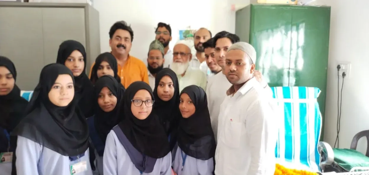 শিক্ষক-শিক্ষয়িত্ৰীৰ সৈতে মাদ্ৰাছা ৰাজৱিয়া ৰছিদ উলুম, বাৰণসীৰ ছাত্ৰ-ছাত্ৰীসকল