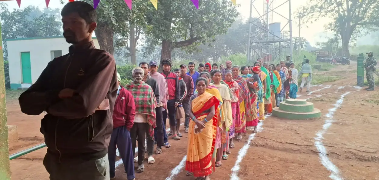 পশ্চিম বংগৰ এটা সমষ্টিত উপ-নিৰ্বাচনৰ বাবে ভোটাৰৰ দীঘলীয়া শাৰী