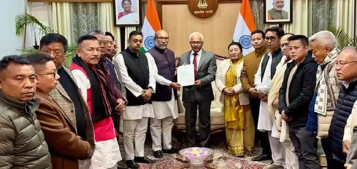 মুখ্যমন্ত্ৰী এন বীৰেন সিঙে মণিপুৰৰ ৰাজ্যপাল অজয় ​​কুমাৰ ভল্লাৰ হাতত পদত্যাগ পত্ৰ প্ৰদান কৰাৰ এক মূহুৰ্ত
