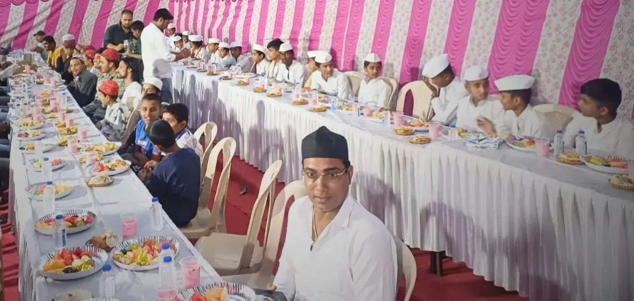 সৰ্বধৰ্মীয় ইফতাৰৰ এক দৃশ্য, পুনেত