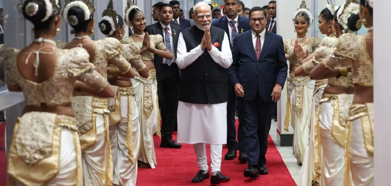 প্ৰধানমন্ত্ৰী নৰেন্দ্ৰ মোদীক কলম্বোত উপস্থিত হোৱাৰ সময়ত শুভেচ্ছা জনোৱা হৈছে