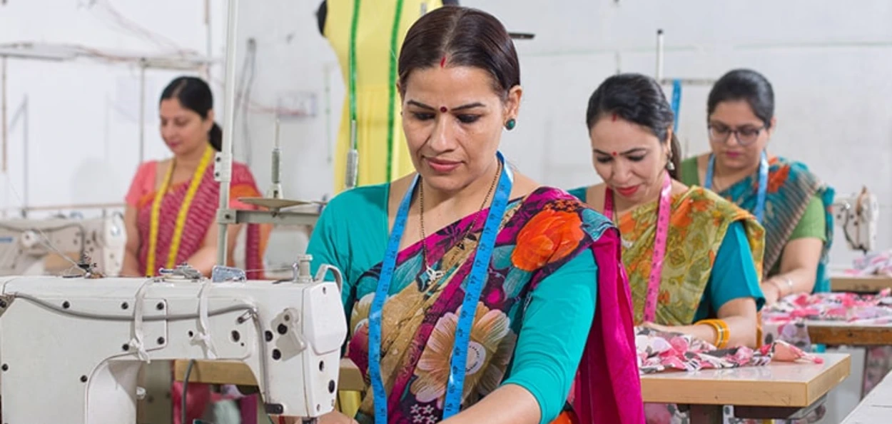 কৰ্মৰত অৱস্থাত কেইগৰাকীমান মহিলা দৰ্জি
