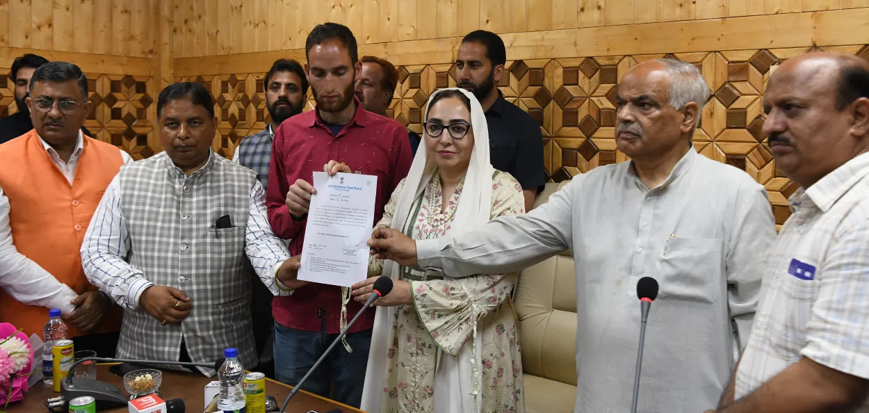 জম্মু-কাশ্মীৰ ৱাকফ ব’ৰ্ডৰ অধ্যক্ষৰ পৰা নিযুক্তি পত্ৰ গ্ৰহণ কৰিছে নাজাকাত আলীয়ে