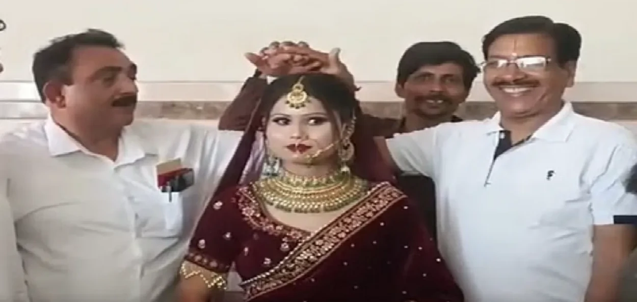 ৰাখীৰ সৈতে তেওঁৰ বৰদেউতা চফদাৰ নৱাজ খান (বাওঁফালে) আৰু পিতৃ গৌতম কুমাৰ (সোঁফালে)  