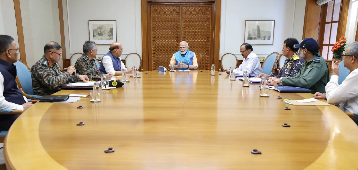 প্ৰধানমন্ত্ৰী নৰেন্দ্ৰ মোদীৰ প্ৰতিৰক্ষা শীৰ্ষ বিষয়াসকলৰ সৈতে বৈঠক, দেওবাৰে