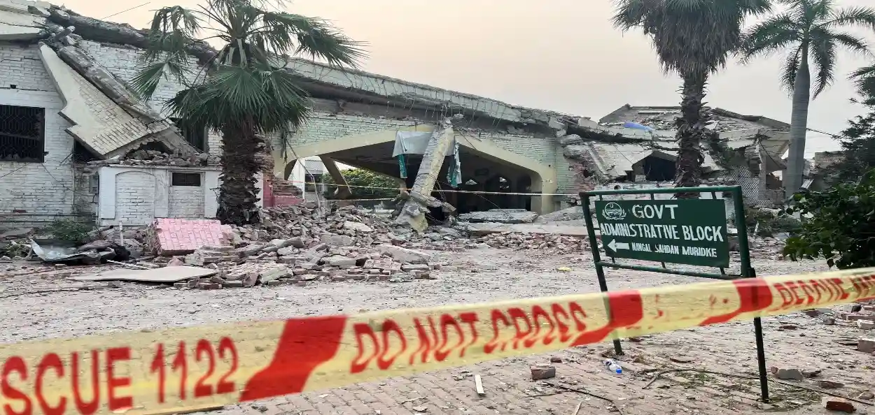 পাকিস্তানৰ লস্কৰ-ই-তৈবাৰ সন্ত্ৰাসবাদী প্ৰশিক্ষণ আৰু নিযুক্তি কেন্দ্ৰ মুৰিডকেৰ মাৰ্কাজ তৈবাৰ ধ্বংসাৱশেষ